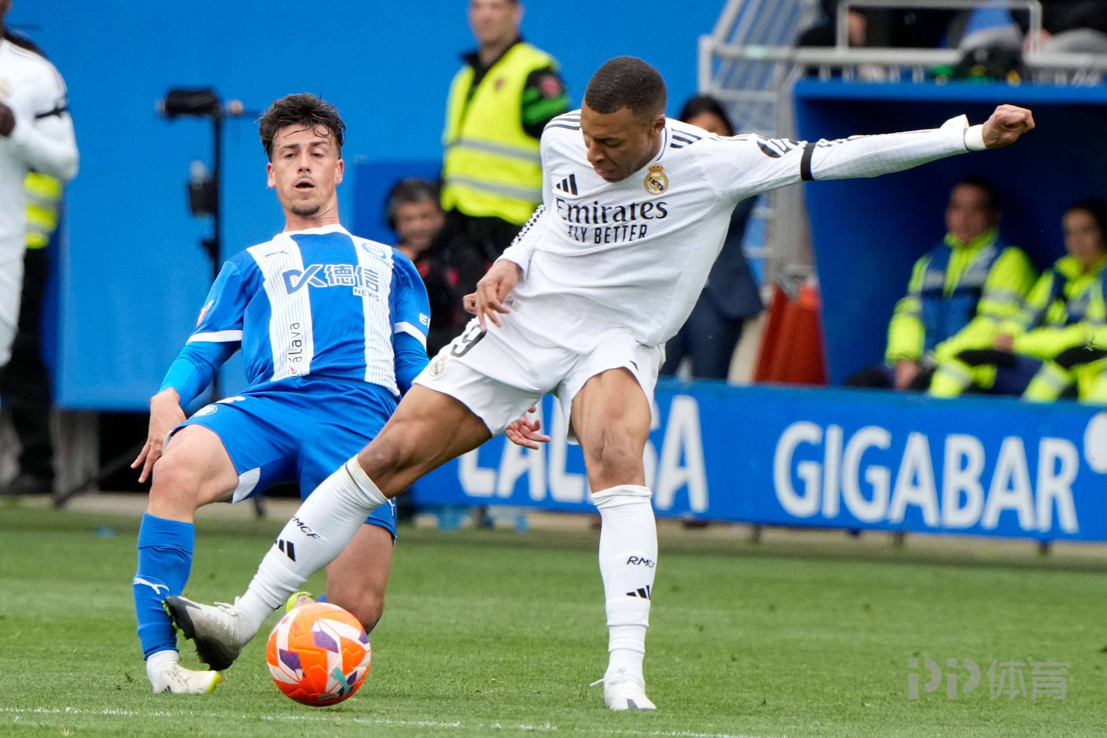 姆巴佩巅峰对决,Uzi与90激战日本队分钟,高光表现胜负难料! 姆巴佩巅峰对决,Uzi与90激战日本队分钟,高光表现胜负难料!