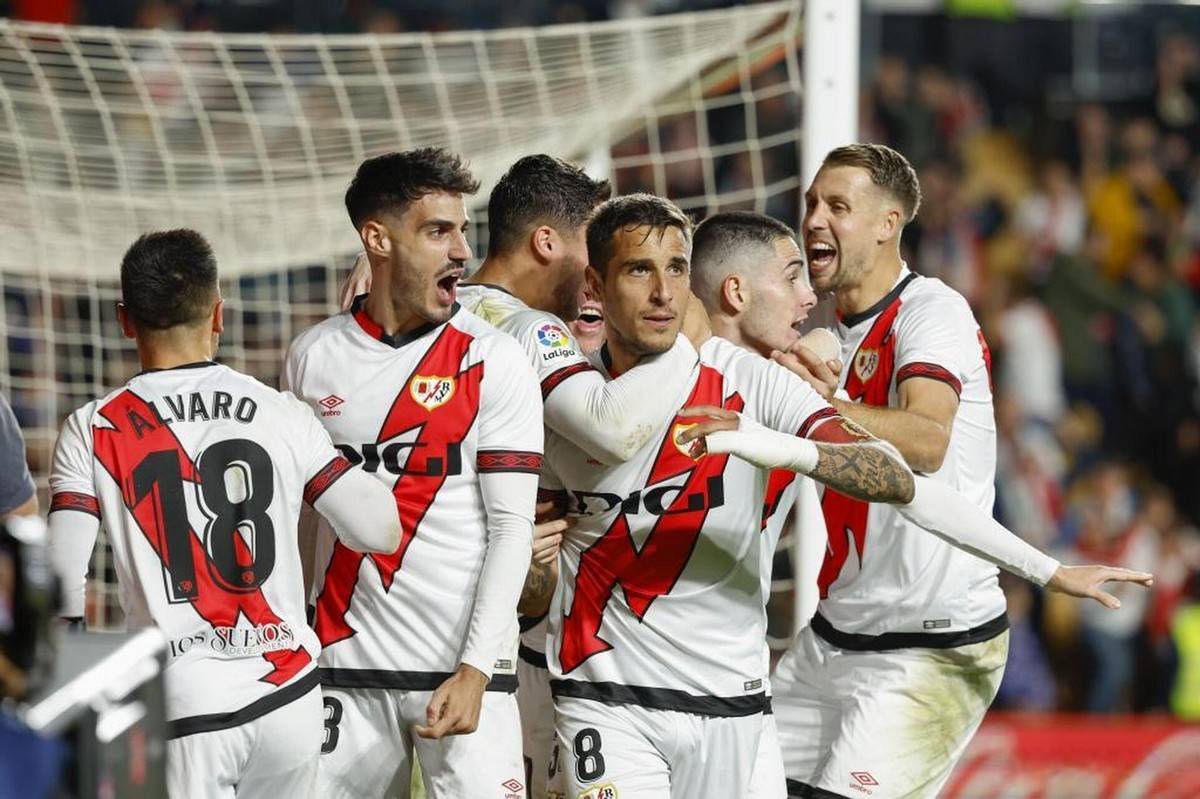 比利亚雷亚尔训练开放日，关键时刻官宣签约引欢呼，足总杯在即，纪律约束更严格的简单介绍爱游戏APP下载