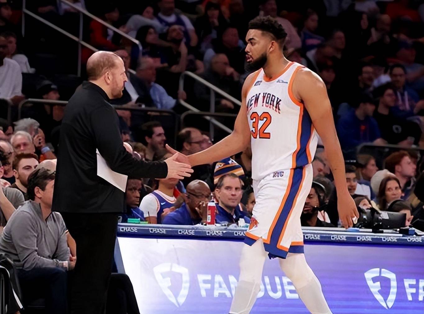 CBA季后赛加时末段走向成谜，纽约尼克斯刷新队史纪录，气氛紧张，资深球员宣示担当的简单介绍